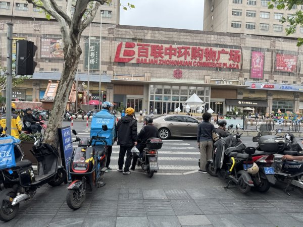 易配资 设置外卖车辆停放专区后，停车冲突反而变多了？上海商圈非机动车管理失序何解