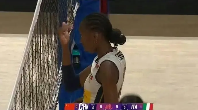 金来源配资 赢球却输人品！女排超级接应招手挑衅中国球员，赛后解释太过牵强